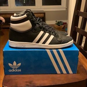 Adidas top ten ‘black white’